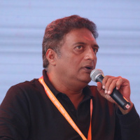 56 इंच को भूल जाइए, 55 घंटे कर्नाटक नहीं संभाल सके: प्रकाश राज