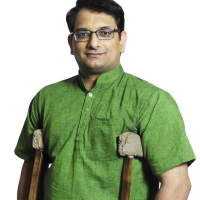 74: सैकड़ों जरूरतमंद लोगों तक राशन पहुँचा रहे हैं लेखक ललित कुमार