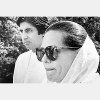When Amitabh Bachchan Received Sonia Gandhi At Delhi Airport