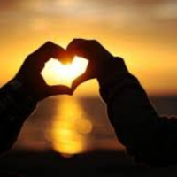 Vợ chồng như đôi đũa lệch