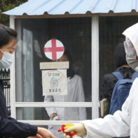 Tin thế giới: Triều Tiên: Thêm 21 người chết vì sốt không rõ nguồn gốc. Quốc tế lo ngại dịch COVID-19 tại nước này