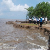 VOV - Biến đổi khí hậu: Mối nguy sạt lở bờ sông, xói lở bờ biển - tác động từ biến đổi khí hậu 