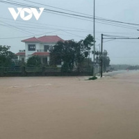 VOV - Sống chung với biến đổi khí hậu: Vì sao các tỉnh miền Trung lại liên tiếp phải hứng chịu đợt mưa lũ kéo dài