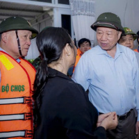 Thời sự 12h 2/11/2025: Tổng Bí thư Tô Lâm thăm, tặng quà người dân bị ảnh hưởng do mưa lũ tại Huế