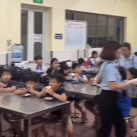 Thời sự 18h 30/9/2025: Tại Hà Nội, nhiều học sinh phải ăn tối tại trường vì giao thông tê liệt