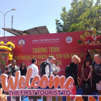 Tin trong nước - Lì xì du khách “xông đất” ở Bình Thuận