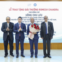 Tin trong nước - Chủ tịch Ủy ban Hòa bình Việt Nam Uông Chu Lưu nhận Giải thưởng Romesh Chandra của Ấn Độ