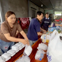 Tin trong nước - Những hộp cơm nghĩa tình tiếp sức vùng lũ Đắk Lắk