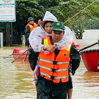 Tin trong nước - Bộ đội biên phòng thành phố Đà nẵng hỗ trợ nhân dân khắc phục mưa ngập