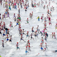 Tin quốc tế - Người dân châu Âu ngâm mình trong dòng nước lạnh băng những ngày đầu Năm mới