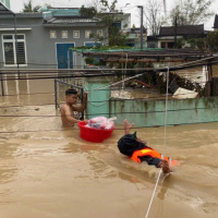 Tin trong nước - Biên phòng Gia Lai cứu trợ người dân vùng rốn lũ Quy Nhơn Đông và Tuy Phước