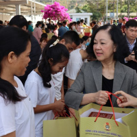 Tin trong nước - Thường trực Ban Bí thư Trương Thị Mai thăm, tặng quà tết cho công nhân khu công nghiệp