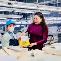 Tin trong nước - Quảng Ninh: tặng hơn 1.000 bộ áo dài cho nữ công nhân lao động khó khăn