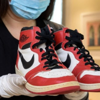 Tin quốc tế - Giày của huyền thoại bóng rổ Michael Jordan được bán với giá kỷ lục 8 triệu USD
