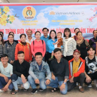 Tin trong nước - Bình Dương trao 32 vé máy bay cho công nhân nghèo về quê đón Tết 