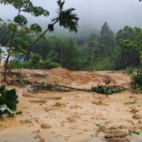 Tin trong nước - Đà Nẵng: Cả một quả đồi đổ ập xuống Quốc lộ 40B