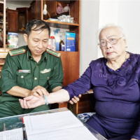 Tin trong nước - Thầy thuốc quân hàm xanh khám bệnh miễn phí cho người nghèo 