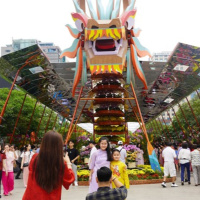 Tin trong nước - Đường hoa Tết Nguyễn Huệ tấp nập người tham quan ngày đầu nghỉ lễ