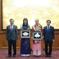 Tin trong nước - 2 phụ nữ nước ngoài được trao danh hiệu Công dân danh dự tỉnh Thừa Thiên Huế