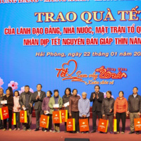 Tin trong nước - Phó Thủ tướng Trần Lưu Quang tặng quà Tết cho công nhân lao động, gia đình chính sách Hải Phòng