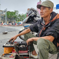 Tin trong nước - Người đàn ông nghèo 30 năm sửa xe miễn phí ở Đà Nẵng