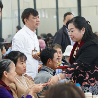 Tin trong nước - Ấm áp bữa cơm gặp mặt và những chuyến xe đưa bệnh nhân về quê đón Tết