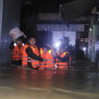 Tin trong nước - Hải quân và đặc công xuyên đêm giải cứu người dân ở Khánh Hòa