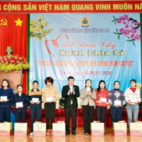 Tin trong nước - Chủ tịch Hội đồng Dân tộc tặng quà Tết cho người lao động tại Gia Lai