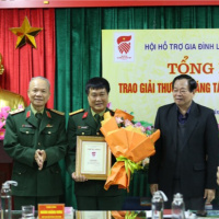Tin trong nước - Hội Hỗ trợ gia đình liệt sĩ Việt Nam trao giải cuộc thi sáng tác biểu trưng (Logo) của Hội