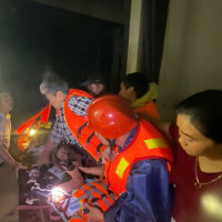 Tin trong nước - Khánh Hòa: Nhiều khu vực vẫn ngập sâu trong đêm, lực lượng chức năng dầm mình cứu dân