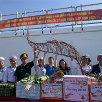 Tin trong nước - Mang quà Tết đến huyện đảo Cồn Cỏ và Lý Sơn