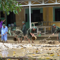 Tin trong nước - Bộ đội Quân khu 5 lội bùn dọn dẹp vệ sinh môi trường sau lũ tại Quy Nhơn