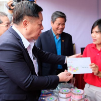 Tin trong nước - Ông Nguyễn Trọng Nghĩa dự phiên Chợ Tết 0 đồng và tặng quà 1.000 hộ gia đình hoàn cảnh khó khăn tại Đà Nẵng