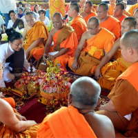 VOV - Đời sống tôn giáo: Phật giáo Nam tông: Rộn ràng lễ Dâng y Kathina