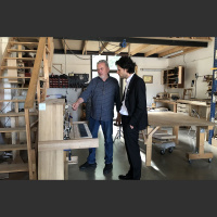 Kuldīgā atrastās klavieru skaņas Dāvida Kļaviņa darbnīcā un koncertvietās