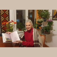 Ieva Auziņa Sentivanī turpina tulkot un arī komentēt latvju dainas angliski