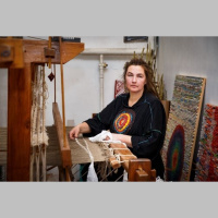 Annele Slišāne meklē cēloņsakarības un sākumu tekstos un gobelēnos