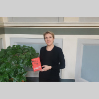 Dženas Andersones meklējumi un atradumi rakstīšanā: stāstu sižeti it kā novelk ādu