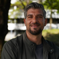 Kraft - Sånn livet er nå : Badevannet blir iskaldt for Leo Ajkic i sommer. Han skal også på Norgeseferie i år .