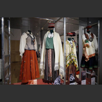 Uzvilkt Latviju - tautastērpi kā latviskās piederības zīme no visas pasaules