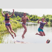 Vasaras nometnes: kā ieinteresēt bērnus runāt latviski, ejot dabā un stāstot stāstus