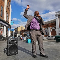 BALALAIKA: Høyttaler på gata