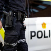 Truet politiet med kniv og pistol