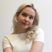 Miss Norway-finalist samler inn bærbare PCer til ukrainske skolebarn