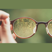 Kad acu veselībai var palīdzēt oftalmologs, bet kad - optometrists?