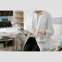 Vēža skrīninga programmas: mediķi aicina laicīgi pārbaudīt veselību