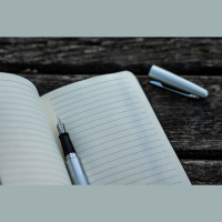 Rakstīšana sniedz arī mierinājumu, sakārto domas, pat dziedina