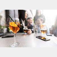 Robeža starp sabiedrībā pieņemamu alkohola baudīšanu un atkarību bieži ir smalka