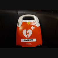 Publiskās vietās būs jāuzstāda defibrilatori: vai palīdzību ar to varēs sniegt jebkurš