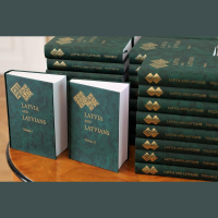 Divu sējumu izdevumā “Latvija un latvieši” priekšplānā ir Latvija kā valsts